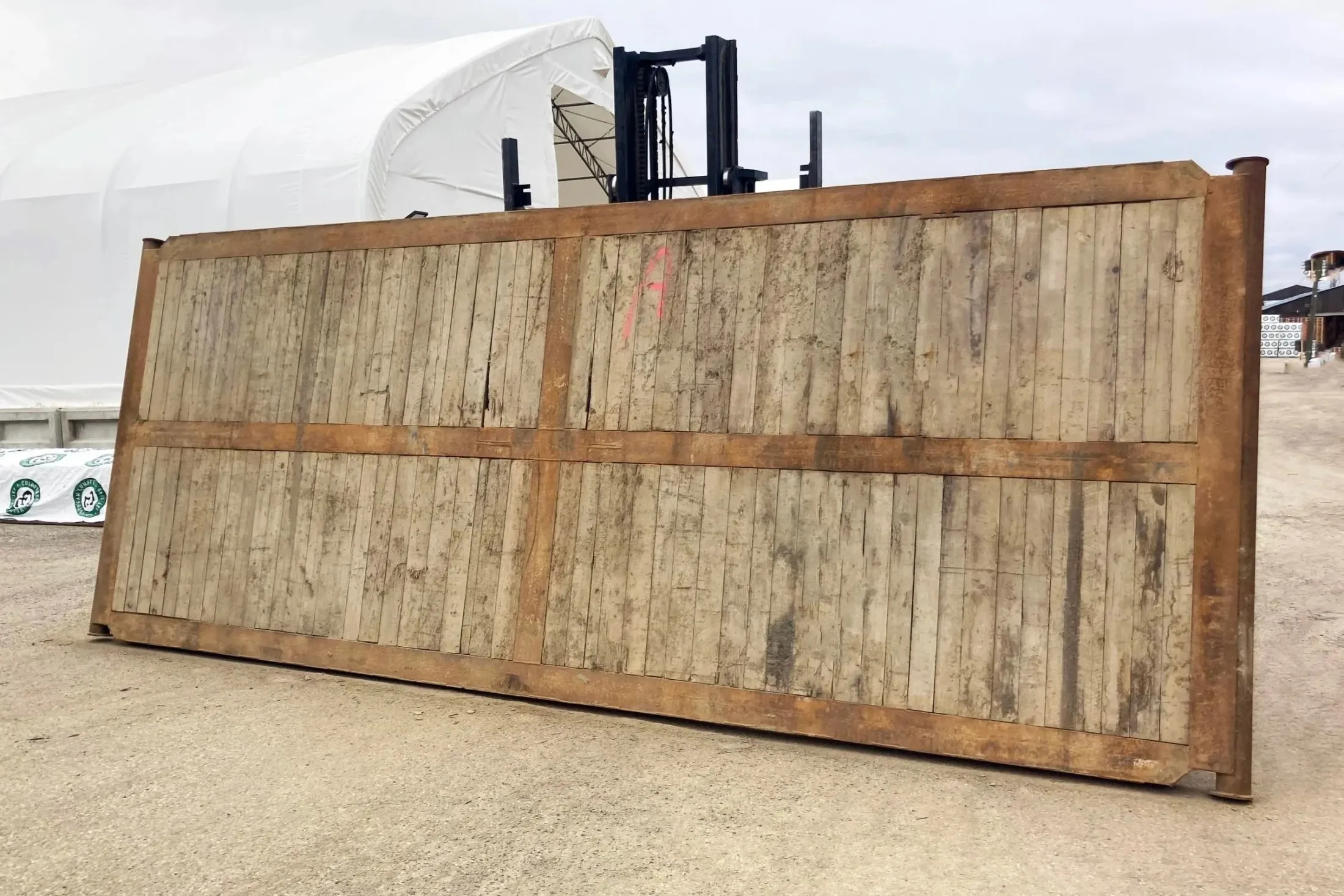 Top view of a steel and wood rig mat